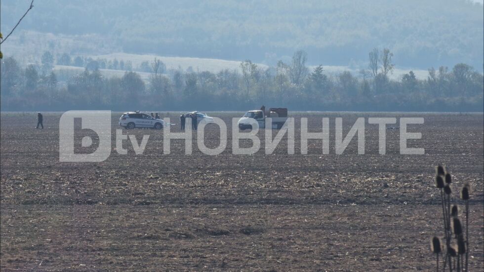 Двама парашутисти паднаха край с. Литаково