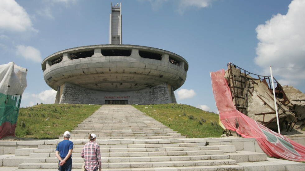 Ветерани и млад архитект ще възстановяват паметника на Бузлуджа