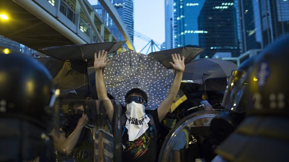 Полицията на Хонконг разгони протестиращи със сълзотворен газ