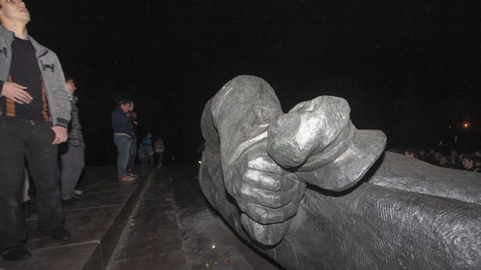 Събориха още два паметника на Ленин в Украйна (ВИДЕО)