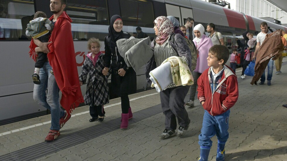 Хиляди бежанци стигнаха в Австрия от Унгария (СНИМКИ)