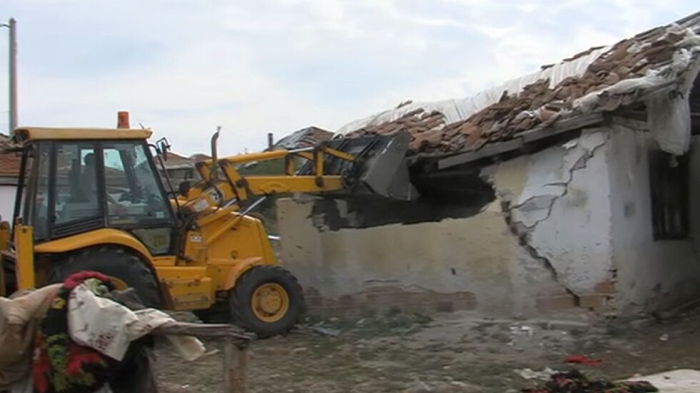 Роми сами събориха две къщи в Гърмен, заплашват с протест