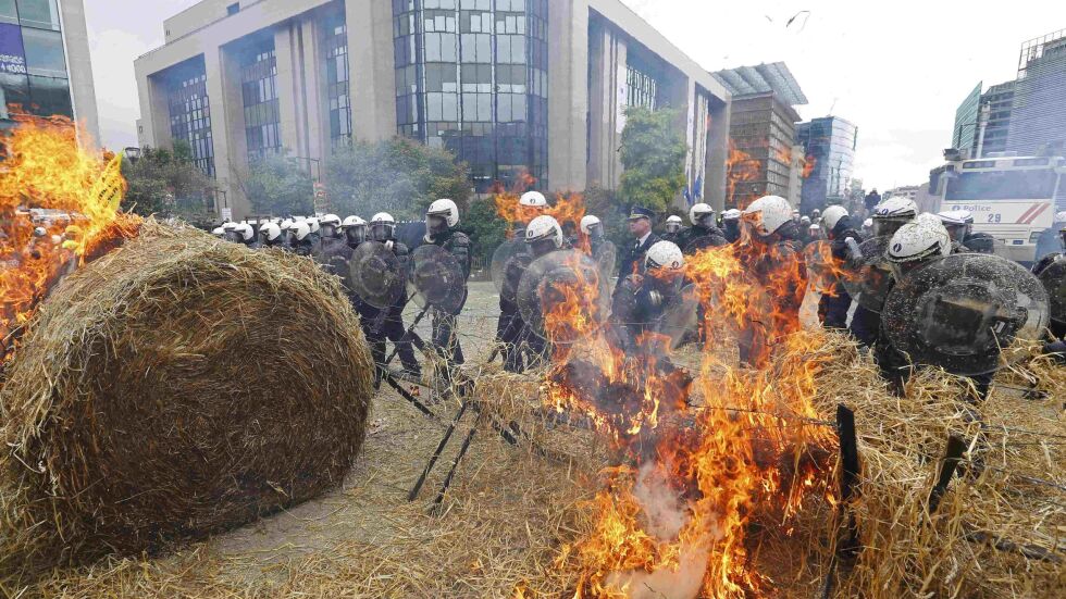Подпалена слама и яйца срещу полицията в Брюксел на фермерския протест (СНИМКИ)
