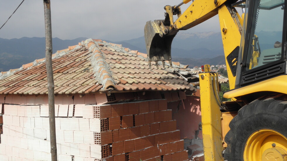 Шест са съборените незаконни постройки в Гърмен за два дни 