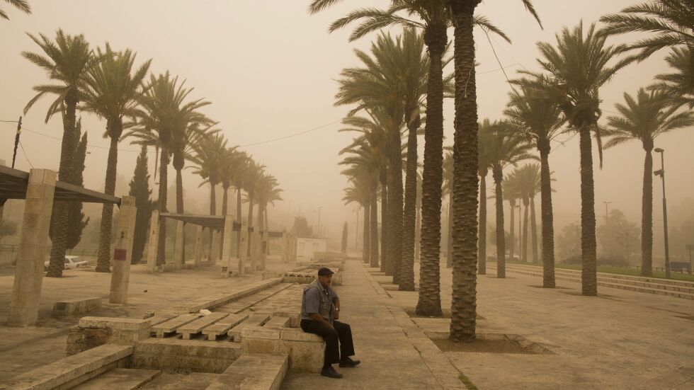 Смъртоносна пясъчна буря връхлетя Близкия изток (СНИМКИ И ВИДЕО)