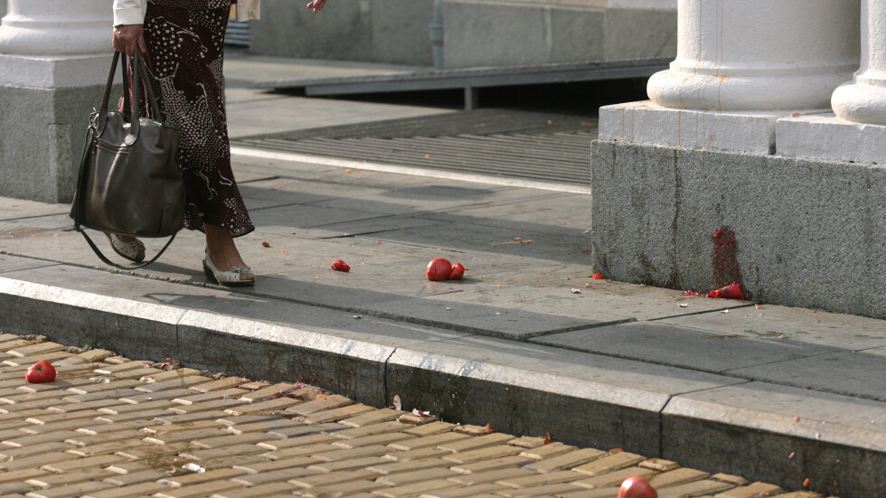 На 9 септември: Парламентът отново под доматена атака (ОБНОВЕНА)