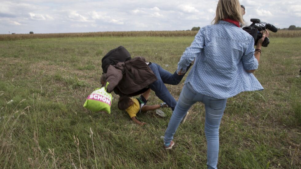 В ефир: Унгарска операторка спъва бежанци, които снима