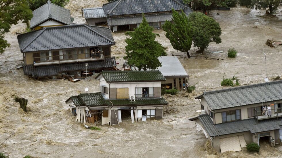 Къщи по течението: Унищожителни наводнения евакуираха част от Япония (ВИДЕО и СНИМКИ)