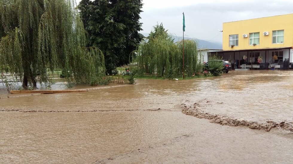 Десетки наводнени къщи и дворове в карловски села (СНИМКИ)