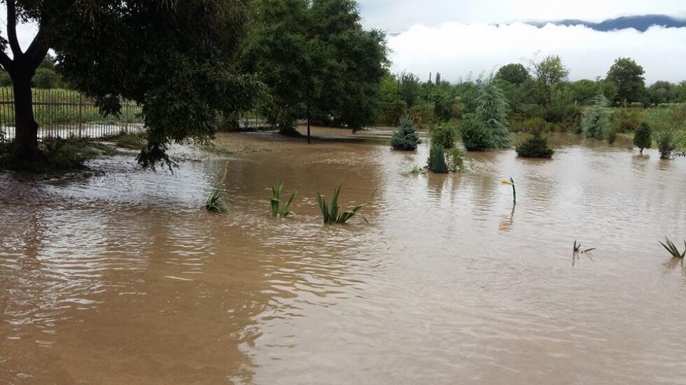 Проливен дъжд наводни градове и села в страната (СНИМКИ и ВИДЕО)