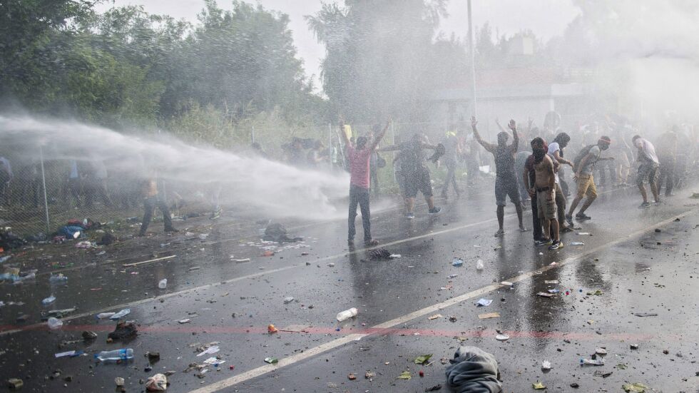 Мигранти минаха през граничната ограда в Унгария, посрещнаха ги със сълзотворен газ
