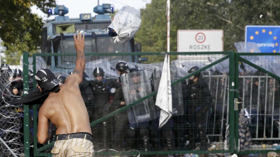 Мигранти и граничари влязоха в сблъсъци в Унгария