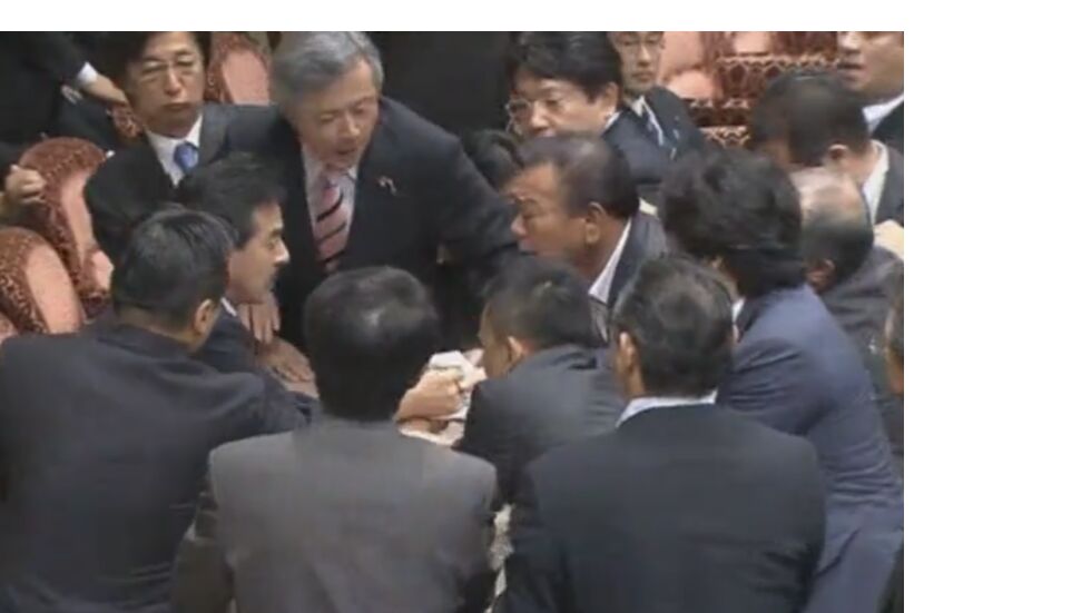 Бой в японския парламент заради спорен законопроект