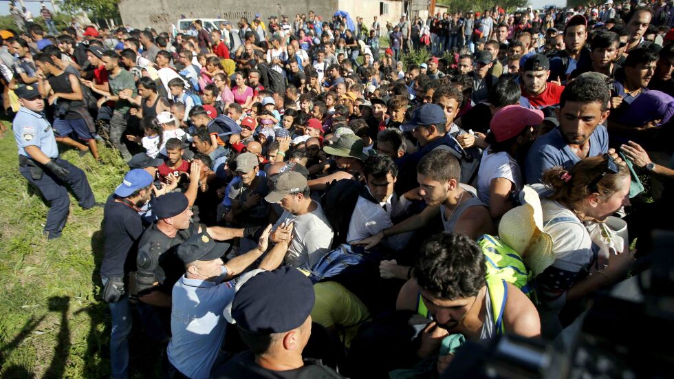 Хърватия затваря границата със Сърбия, ако напливът от бежанци продължи