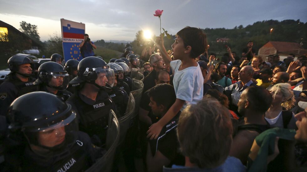 Спокойствие след сблъсъците между бежанци и полиция на няколко граници