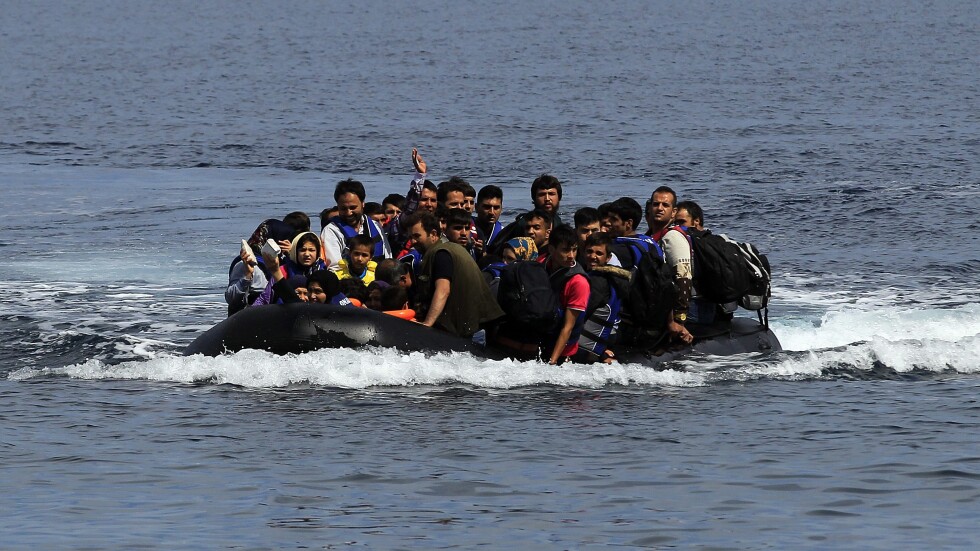 Гръцката брегова охрана издирва 26 мигранти в край остров Лесбос