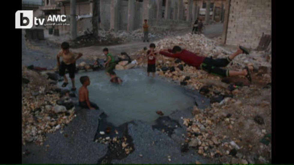 Сирийски деца си направиха басейн в бомбен кратер (СНИМКИ)