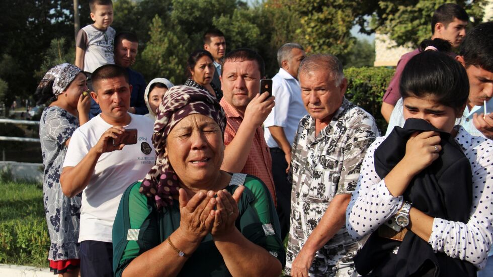 Хиляди жители на Ташкент изпратиха траурния кортеж на Ислам Каримов (СНИМКИ, ВИДЕО)