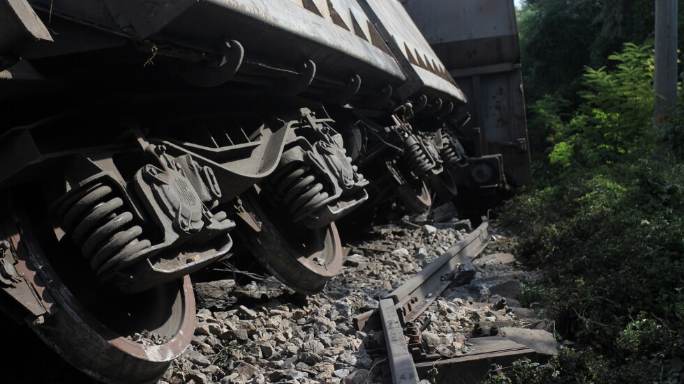 Шест вагона с въглища дерайлираха край София