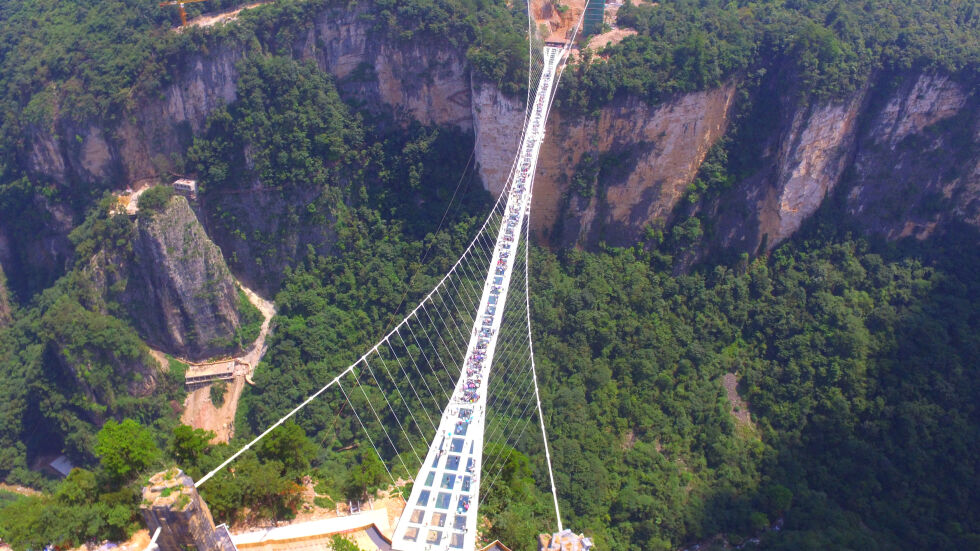 Стъкленият мост рекордьор в Китай се превърна в хит и изненада властите
