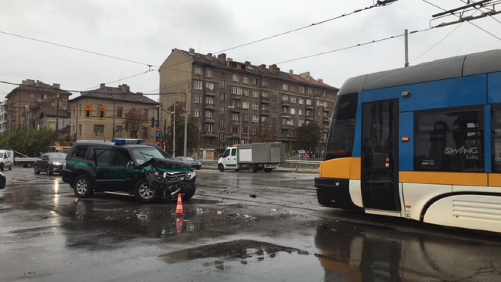 Трамвай удари джип в София, четирима пострадаха леко (СНИМКИ)