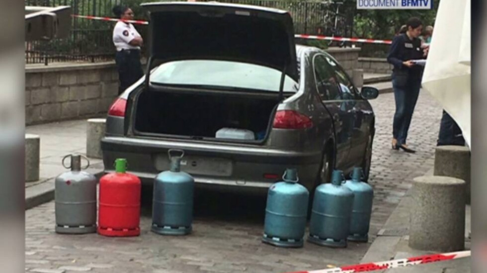 Откриха пълен с газови бутилки автомобил до „Нотр Дам”, двама са задържани