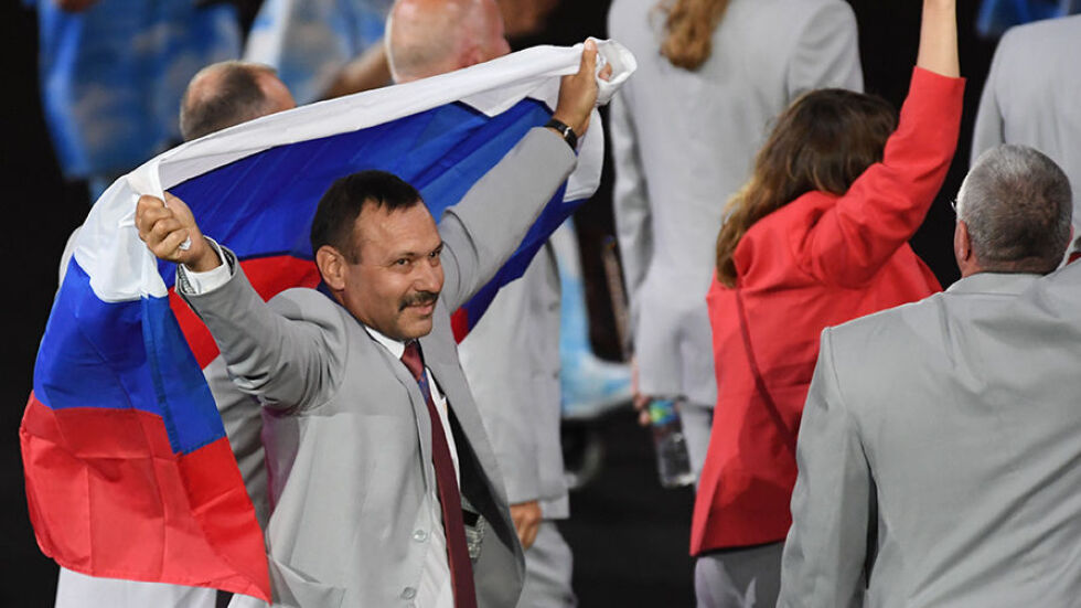 Изгониха от Рио човека с руското знаме