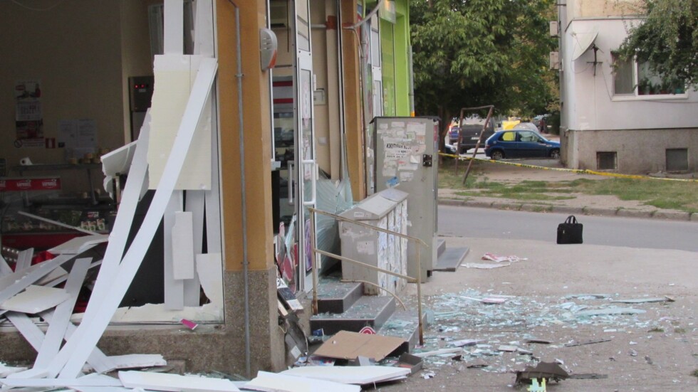 Бандити взривиха русенски магазин, за да ограбят банкомат (СНИМКИ)