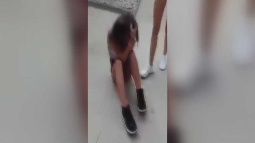 Клип показва нов фрапиращ случай на агресия между деца