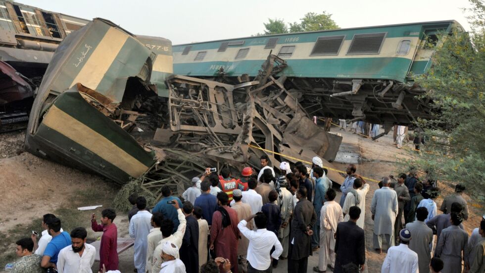 Шестима души са загинали, а над 100 са ранени при сблъсък на влакове в Пакистан