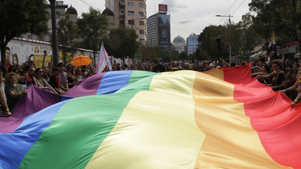 Полицейска обсада в Белград: Провежда се гей парад (СНИМКИ)