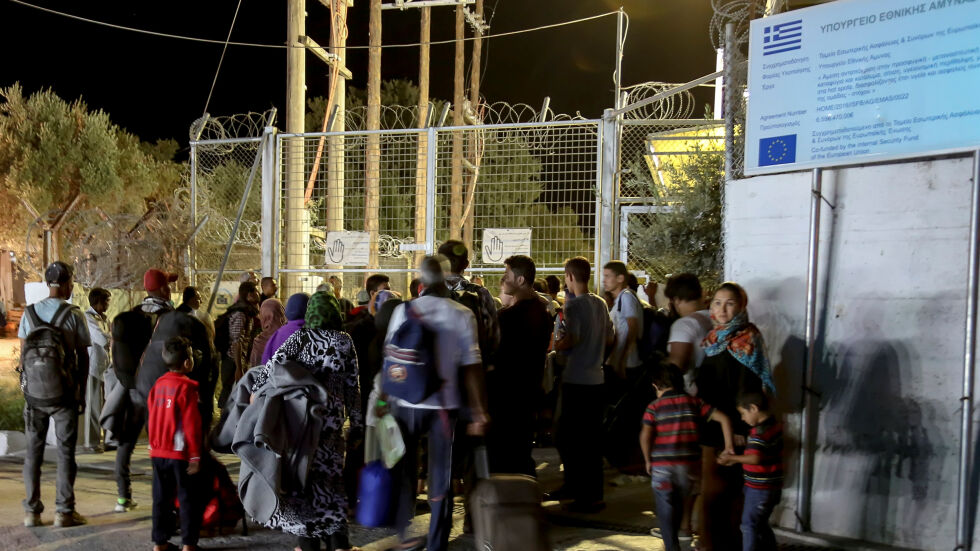 Хиляди мигранти избягаха след пожар в лагера на остров Лесбос