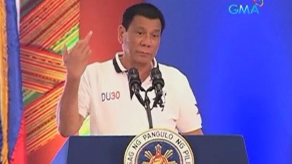 Скандалният филипински президент показа среден пръст за ЕС (ВИДЕО)