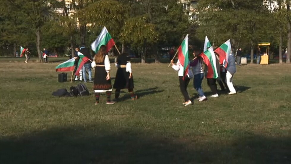 „Дните на българския фолклор в София” започват с раздаването на 13 000 български знамена