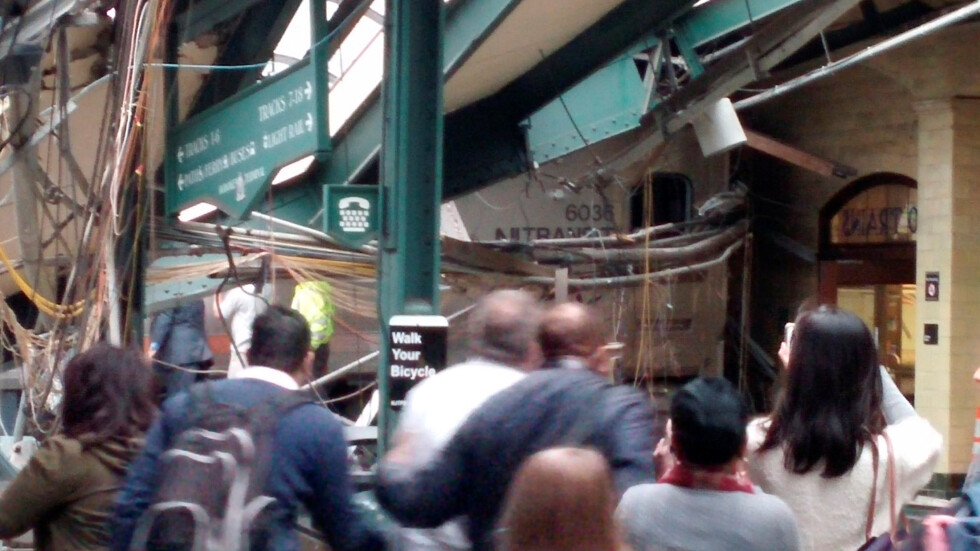 Тежка влакова катастрофа в Ню Джърси взе жертва, над 100 са пострадалите