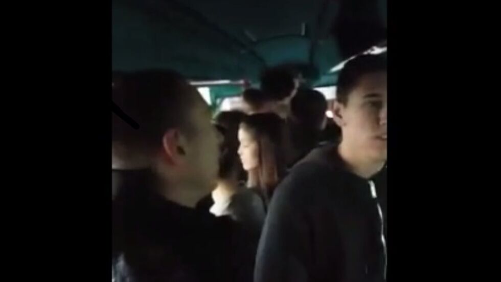 Ученици пътуват правостоящи в автобус от Дряново за Габрово