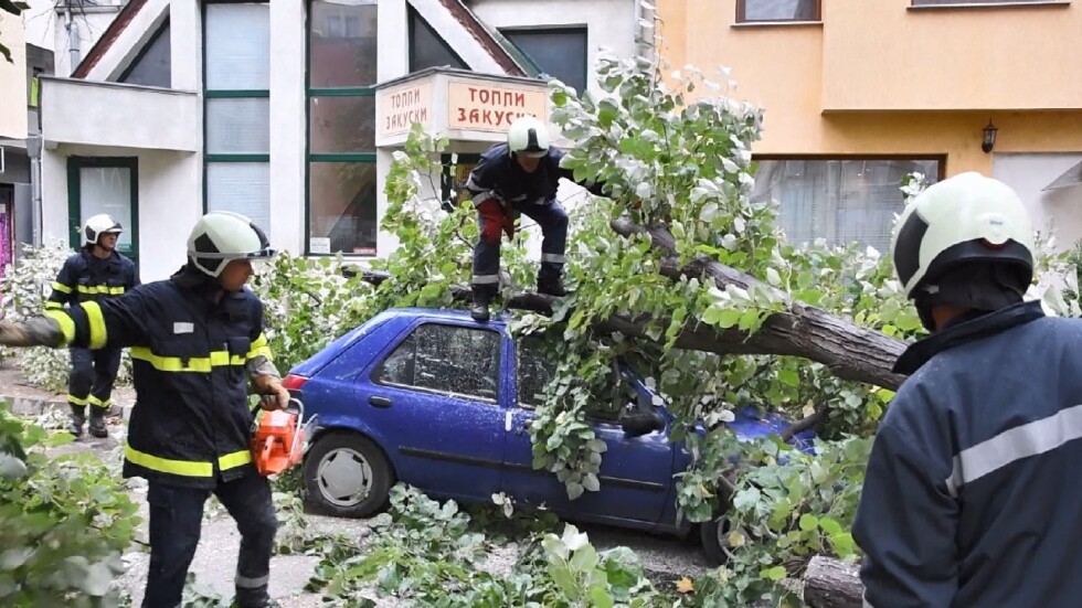 Двама души пострадаха при бурята във Враца (ВИДЕО И СНИМКИ)