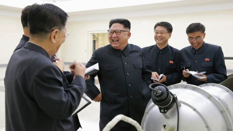 Ким Чен-ун разполага с абсолютна власт и с водородна бомба, за да я упражнява
