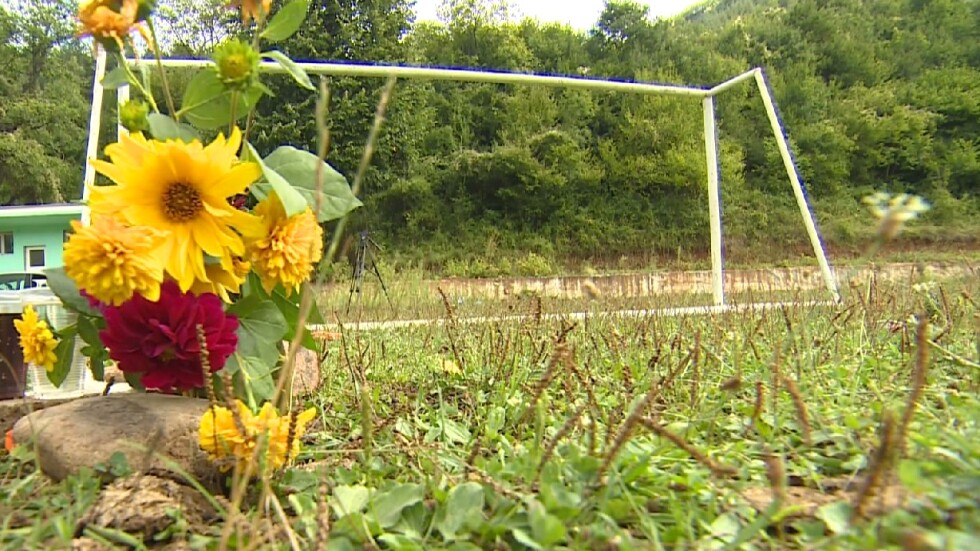 Дете загина нелепо, премазано от футболна врата на селско игрище