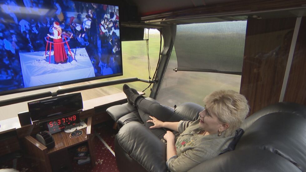 Най-доброто от COOL…T: Николина Чакърдъкова и двуетажният ѝ автобус с киносалон