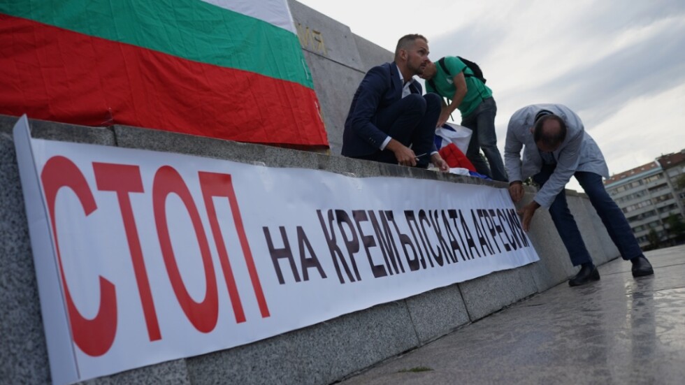 Граждани искат демонтирането на Паметника на съветската армия (СНИМКИ) 