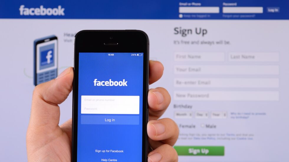 "Фейсбук" остана без някои от функциите си заради бъг 