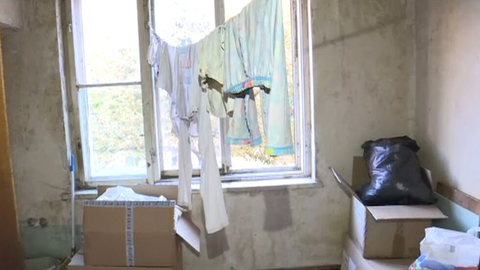 Без ток и с голи стени: Семейство с две деца живее в пълна мизерия