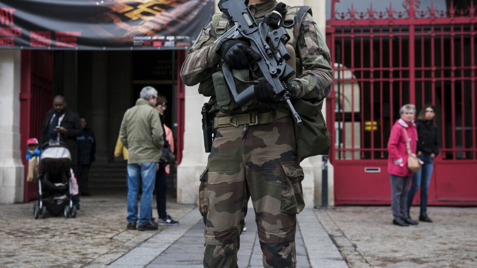 Мъж нападна с нож военен, патрулирал в центъра на Париж 