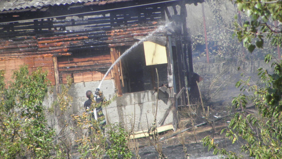 Битката с пожарите: Военни хеликоптери гасят огъня в Казанлък