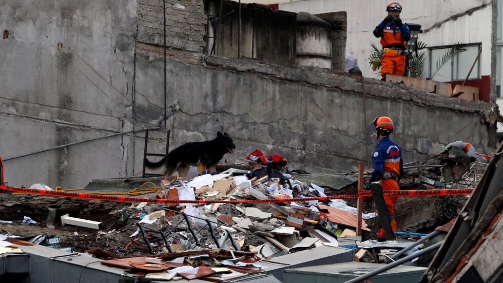 Спасителите вярват, че има оцелели под отломките на най-малко 10 сгради в Мексико сити