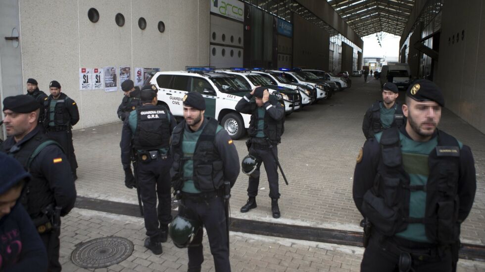 Мадрид изпраща още полицаи в Каталуния да блокират референдума