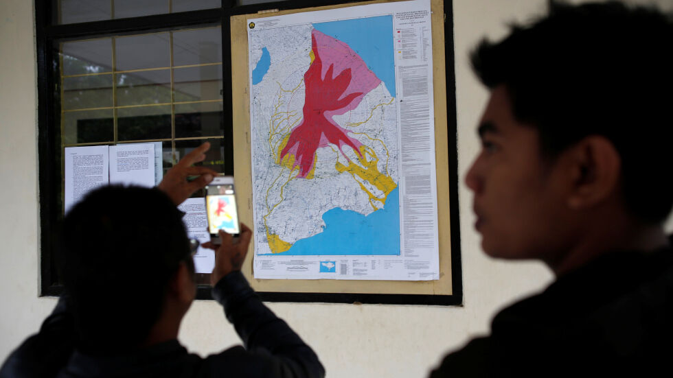 Десетки хиляди евакуирани заради вулкани в Индонезия и Вануату