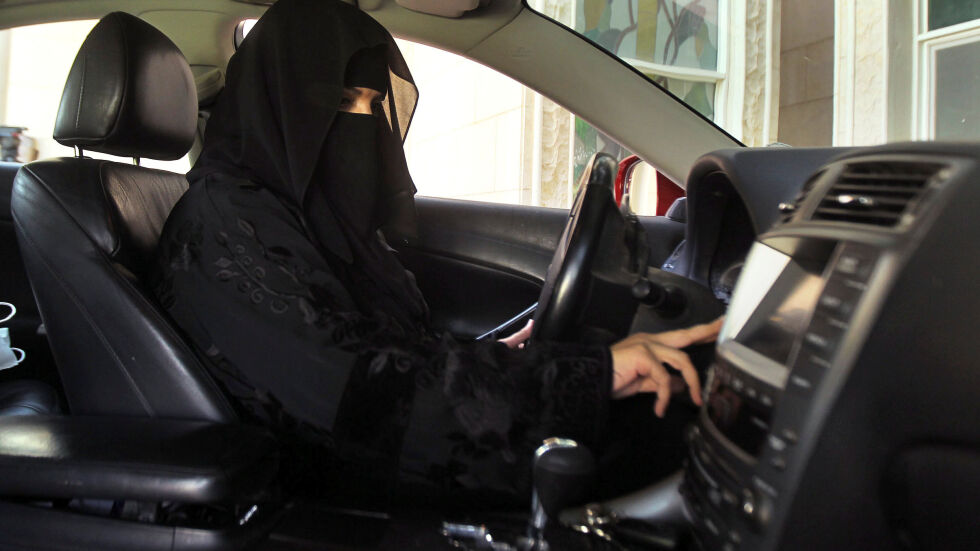 Жените в Саудитска Арабия вече имат право да шофират