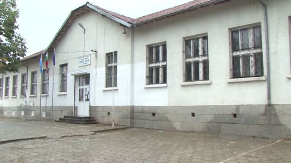 В Ново Паничарево никой от учителите не вярва, че местният директор е блудствал с ученичка